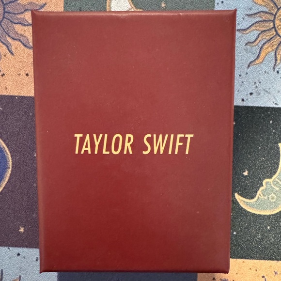 Taylor Swift We’ll Run Locket - Picture 3 of 3